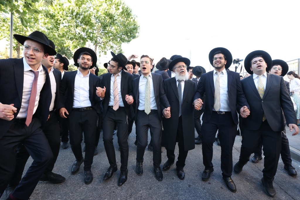 ב'אהבת תורה' הכניסו ספר תורה לע"נ אם הישיבה