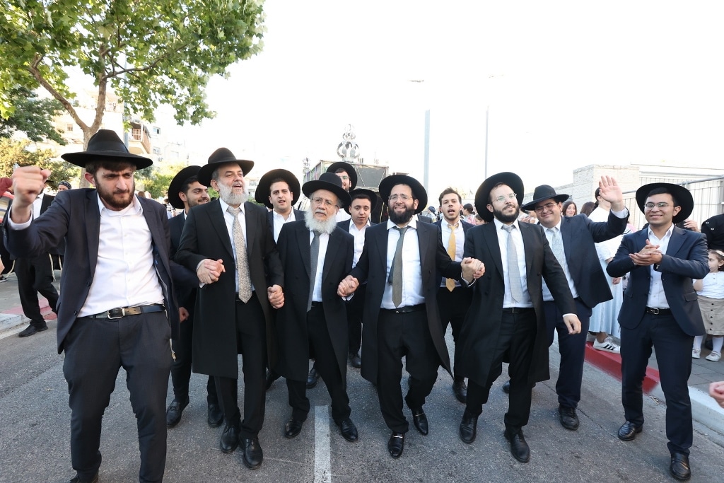 ב'אהבת תורה' הכניסו ספר תורה לע"נ אם הישיבה