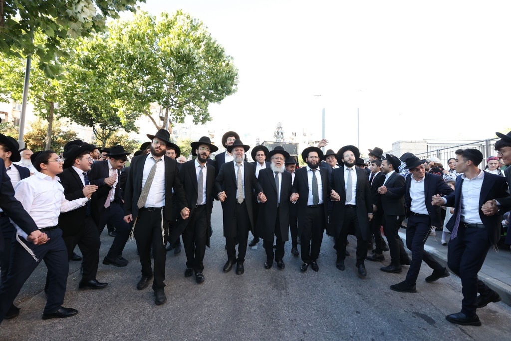 ב'אהבת תורה' הכניסו ספר תורה לע"נ אם הישיבה