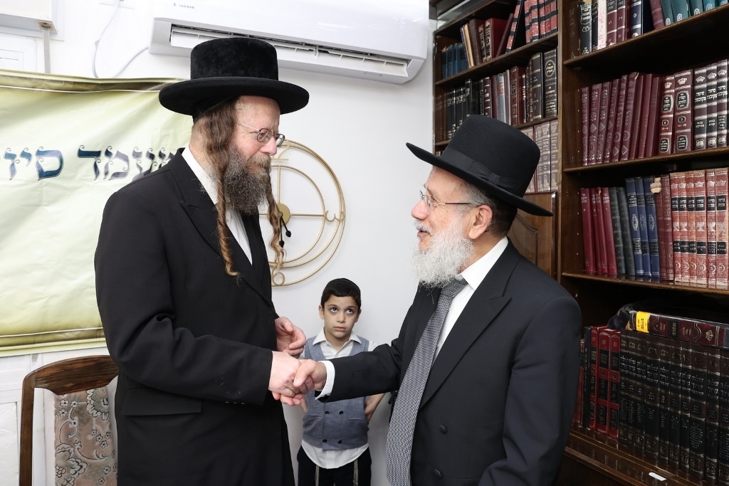 ב'אהבת תורה' הכניסו ספר תורה לע"נ אם הישיבה