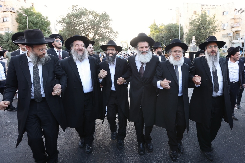 ב'אהבת תורה' הכניסו ספר תורה לע"נ אם הישיבה