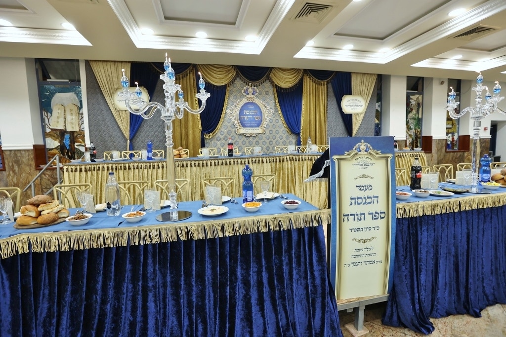 ב'אהבת תורה' הכניסו ספר תורה לע"נ אם הישיבה