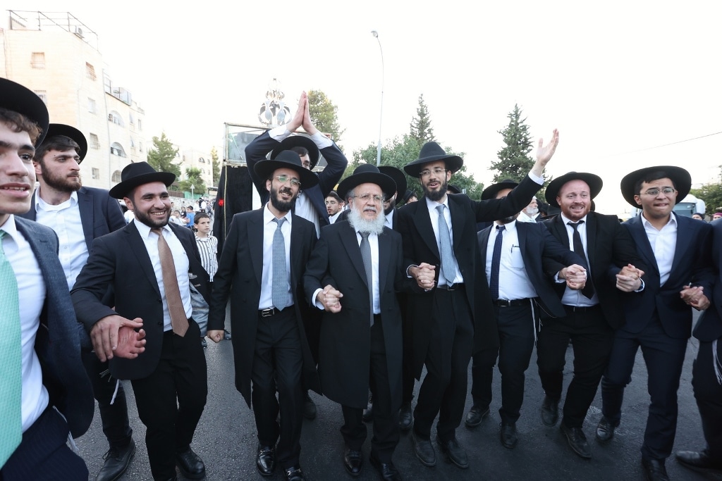 ב'אהבת תורה' הכניסו ספר תורה לע"נ אם הישיבה