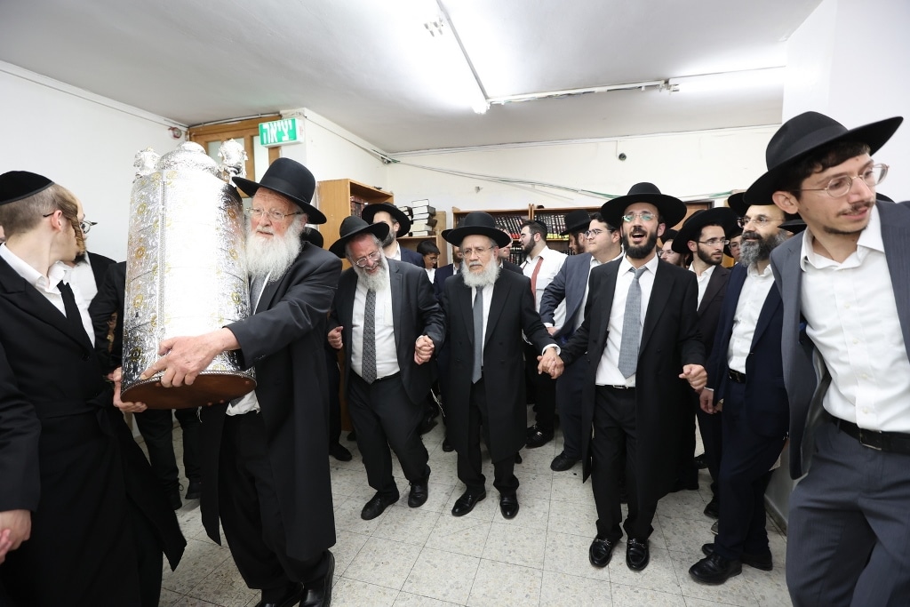 ב'אהבת תורה' הכניסו ספר תורה לע"נ אם הישיבה