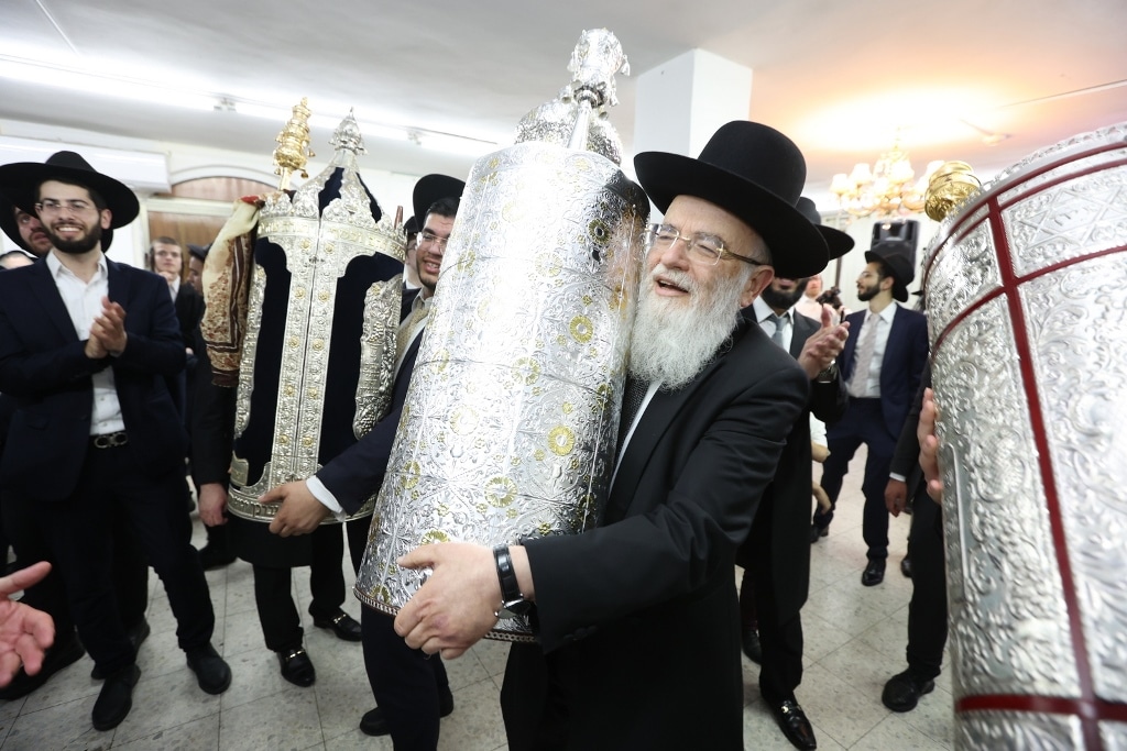 ב'אהבת תורה' הכניסו ספר תורה לע"נ אם הישיבה