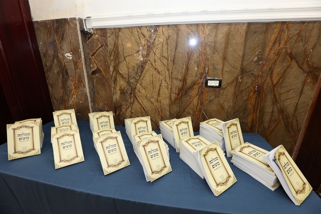 ב'אהבת תורה' הכניסו ספר תורה לע"נ אם הישיבה