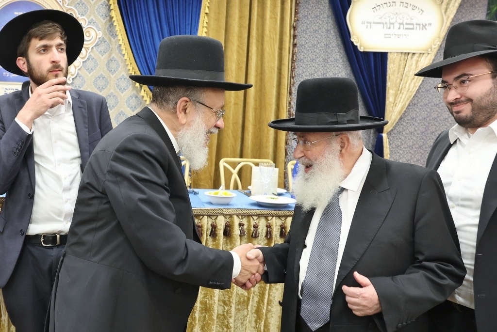 ב'אהבת תורה' הכניסו ספר תורה לע"נ אם הישיבה