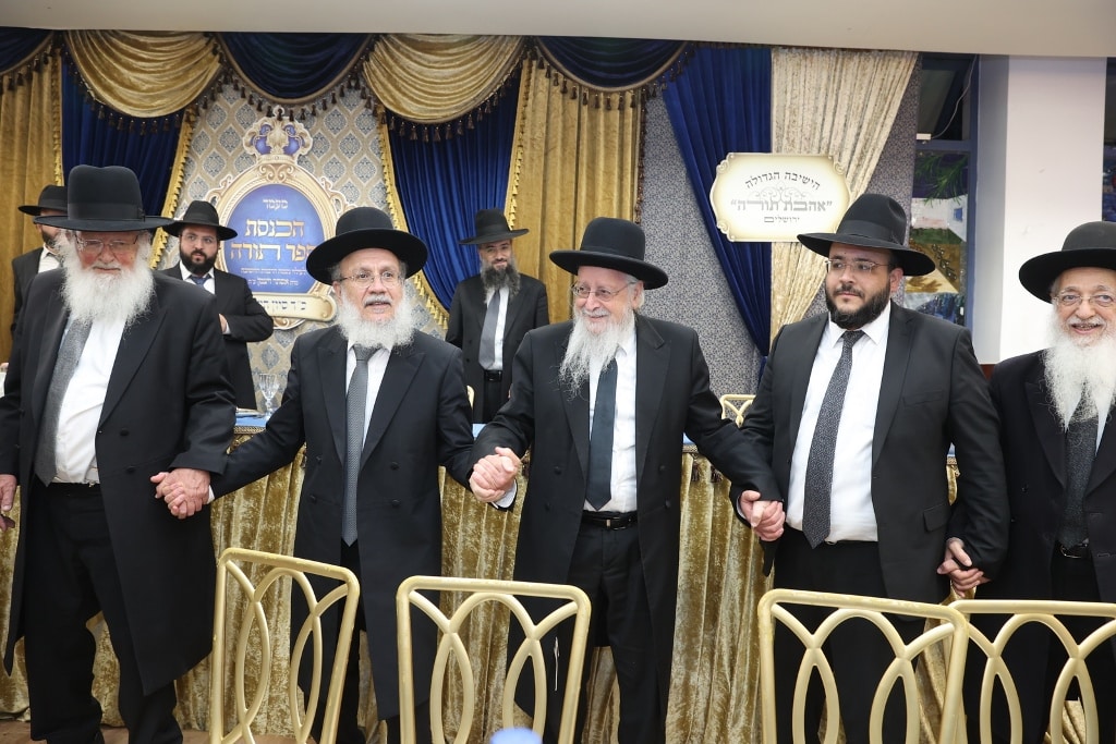 ב'אהבת תורה' הכניסו ספר תורה לע"נ אם הישיבה