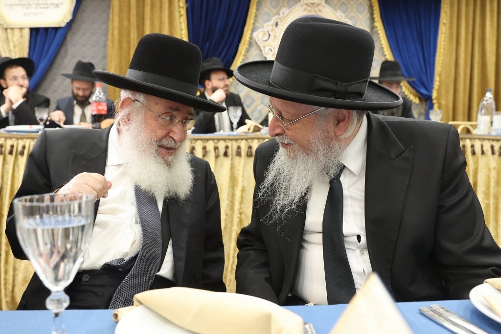 ב'אהבת תורה' הכניסו ספר תורה לע"נ אם הישיבה