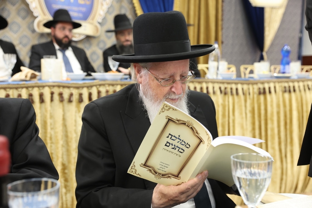 ב'אהבת תורה' הכניסו ספר תורה לע"נ אם הישיבה