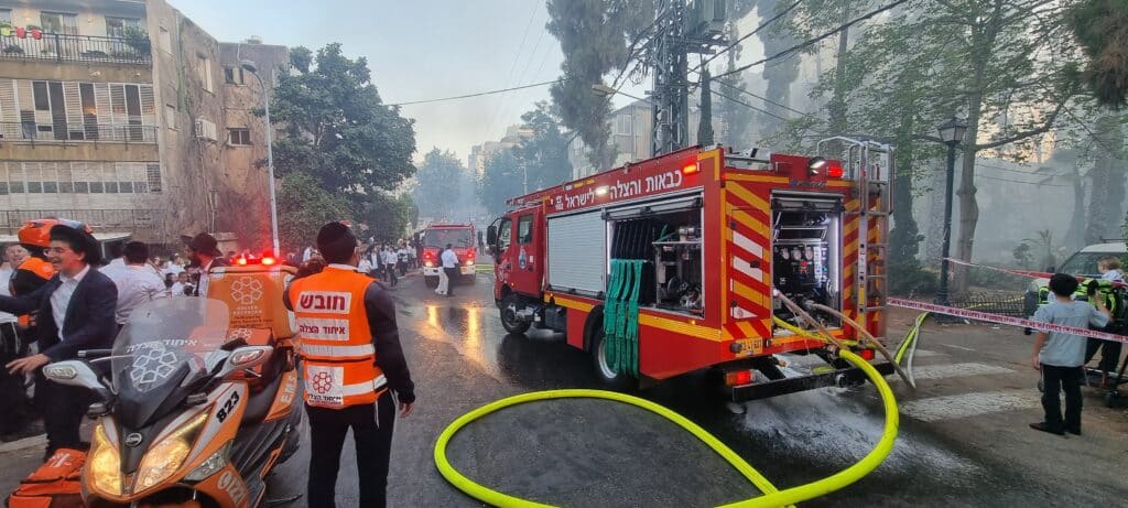 צפו בתיעוד: שריפת ענק משתוללת בחסות עצי הברוש צפו בתיעוד: שריפת ענק משתוללת בחסות עצי הברוש