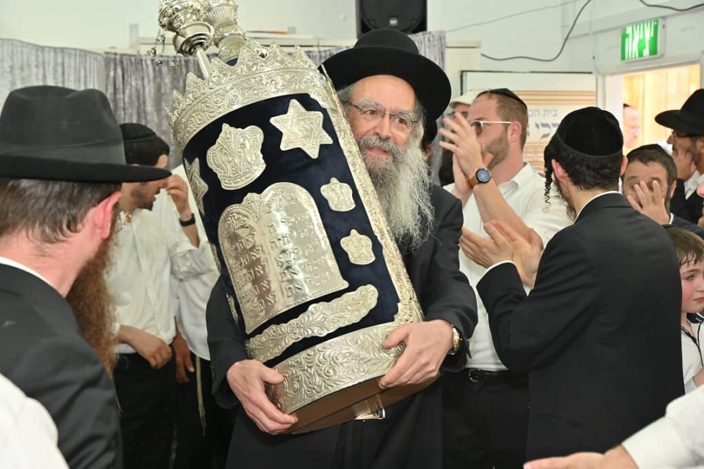 צפו: הילדים המיוחדים חגגו בהכנסת ספר תורה