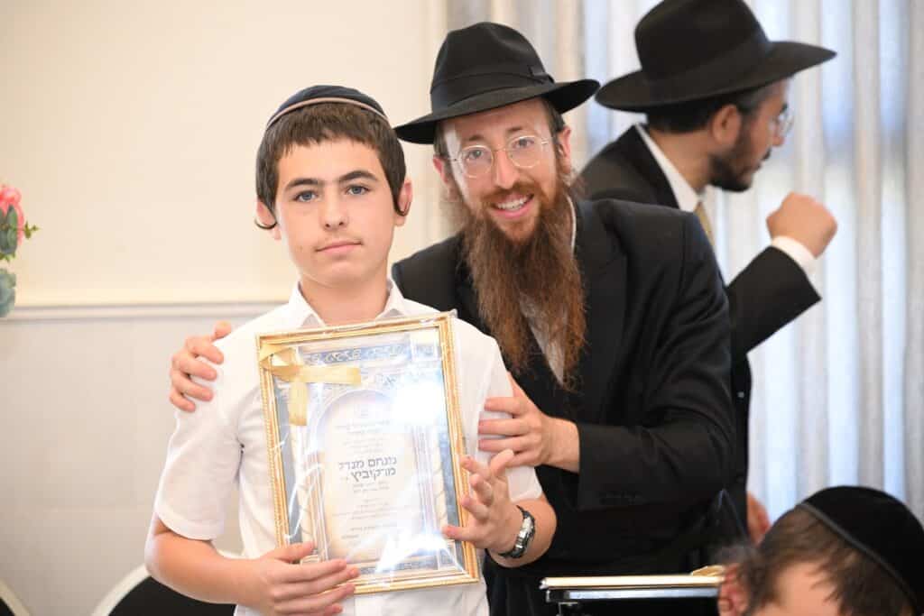 צפו: הילדים המיוחדים חגגו בהכנסת ספר תורה