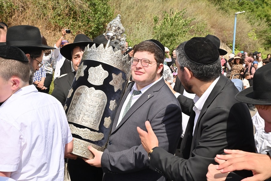 צפו: הילדים המיוחדים חגגו בהכנסת ספר תורה