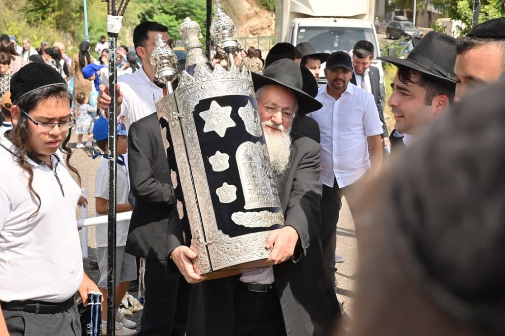 צפו: הילדים המיוחדים חגגו בהכנסת ספר תורה