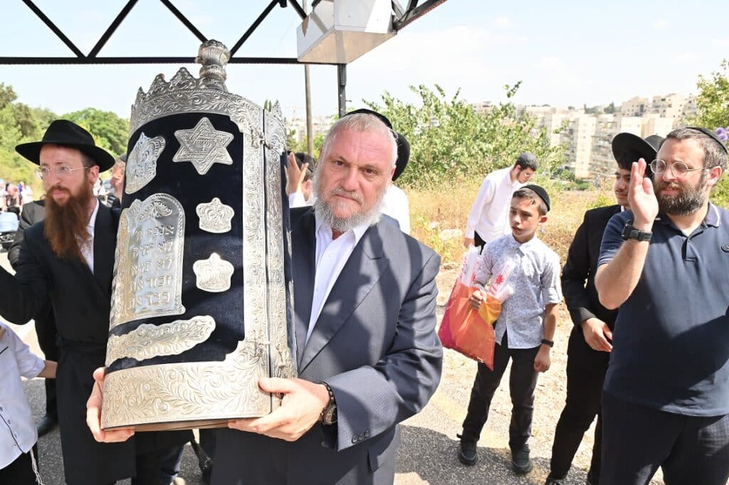 צפו: הילדים המיוחדים חגגו בהכנסת ספר תורה