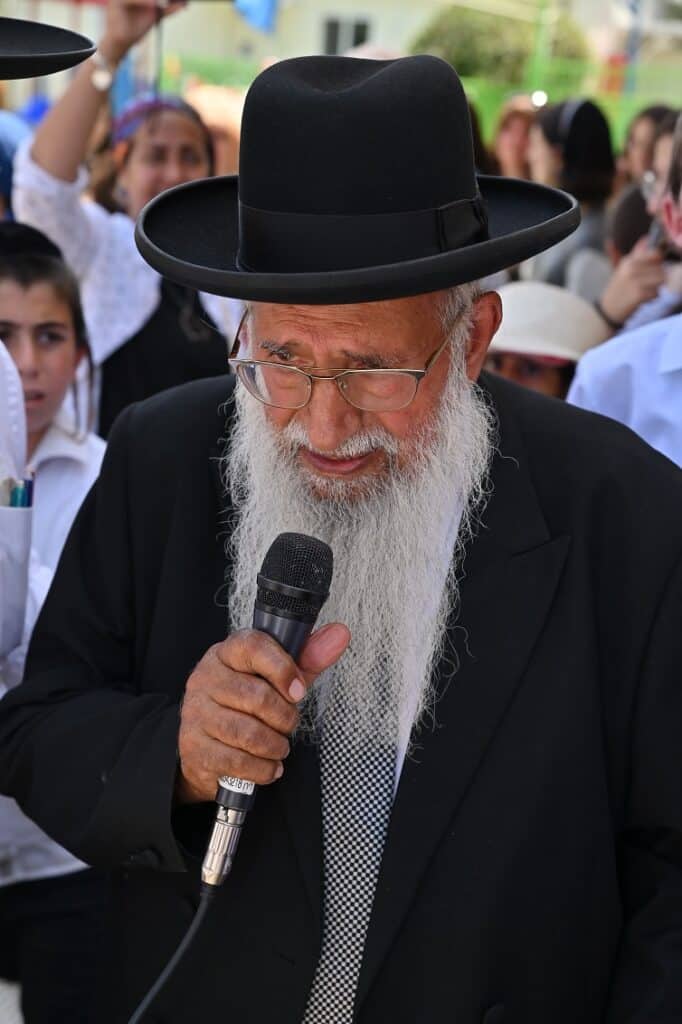 צפו: הילדים המיוחדים חגגו בהכנסת ספר תורה