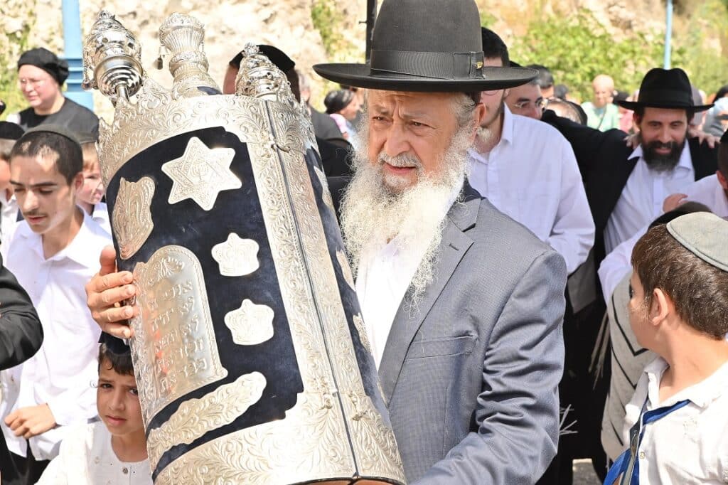 צפו: הילדים המיוחדים חגגו בהכנסת ספר תורה