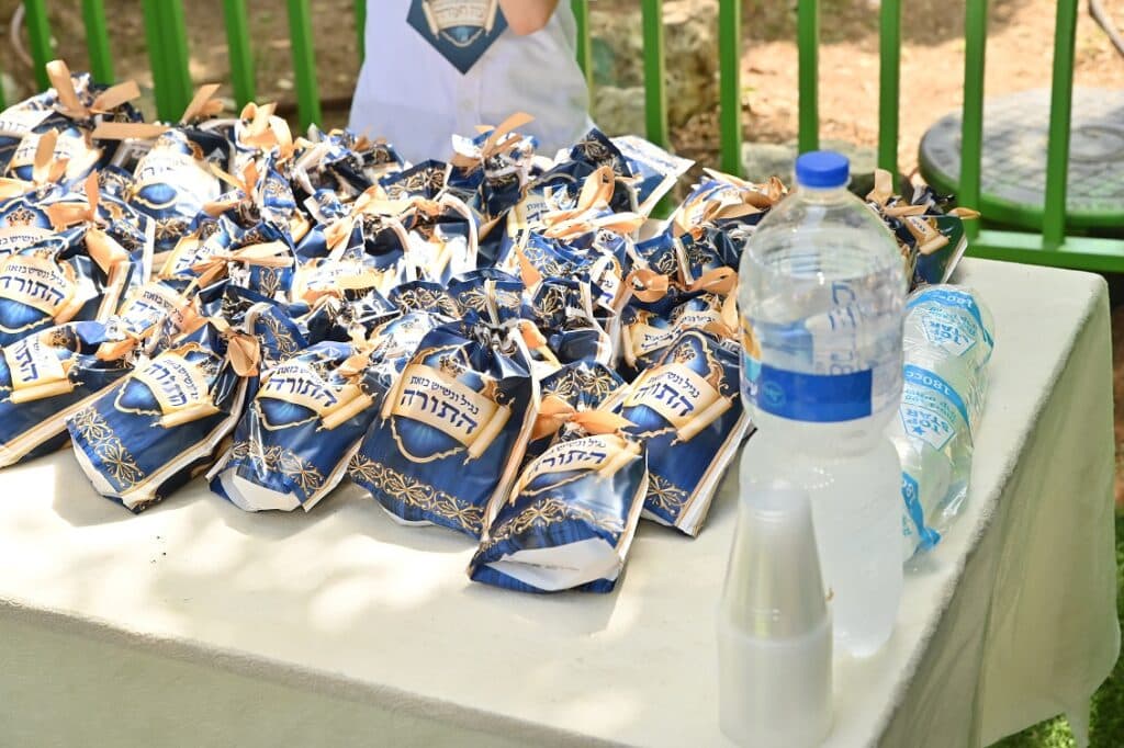 צפו: הילדים המיוחדים חגגו בהכנסת ספר תורה