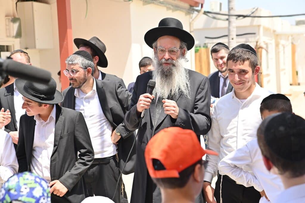 צפו: הילדים המיוחדים חגגו בהכנסת ספר תורה