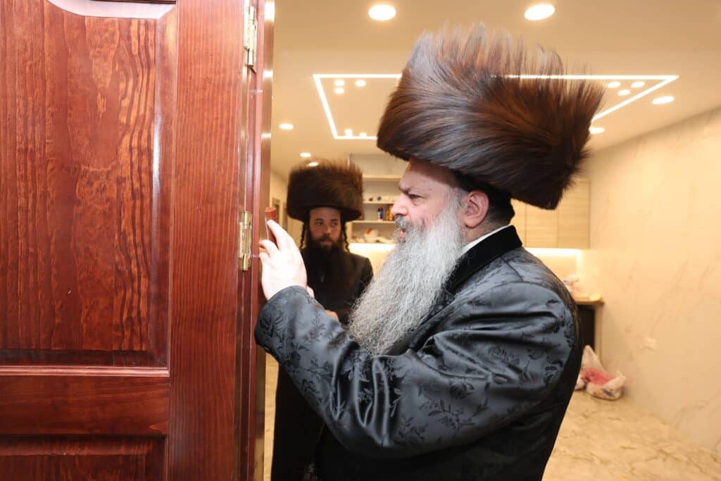 מעמד מרגש: בישיבת 'אהבת דוד' קבעו מזוזות