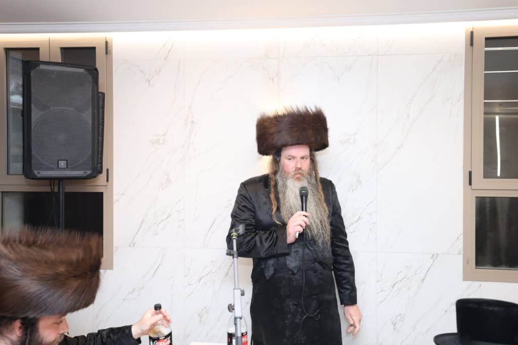 מעמד מרגש: בישיבת 'אהבת דוד' קבעו מזוזות