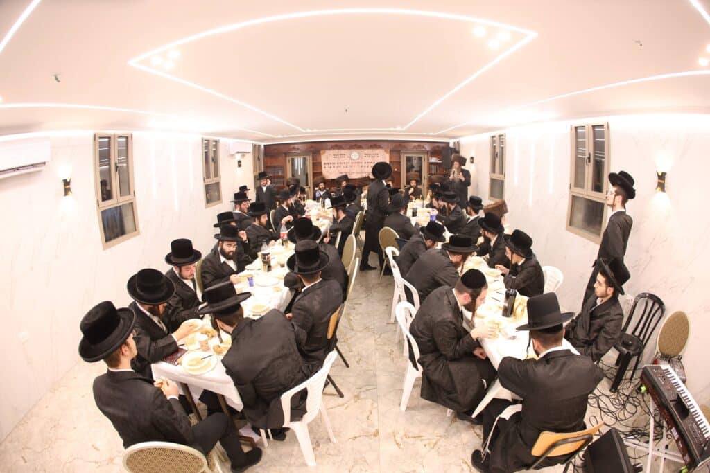 מעמד מרגש: בישיבת 'אהבת דוד' קבעו מזוזות