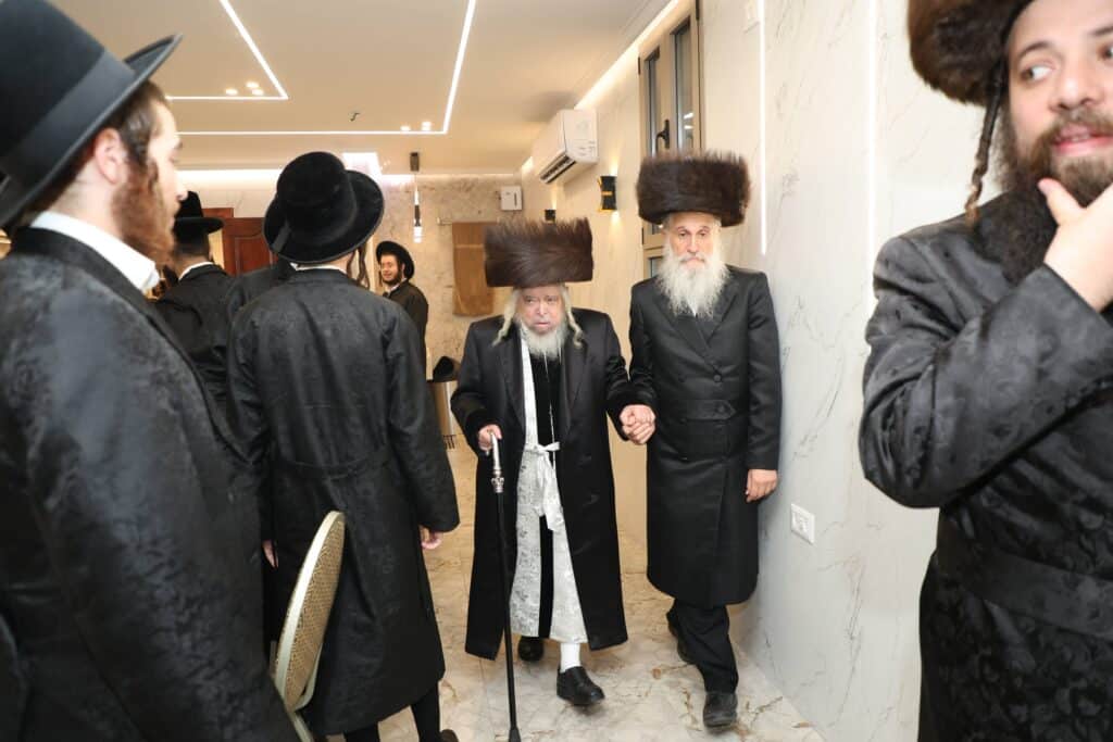 מעמד מרגש: בישיבת 'אהבת דוד' קבעו מזוזות