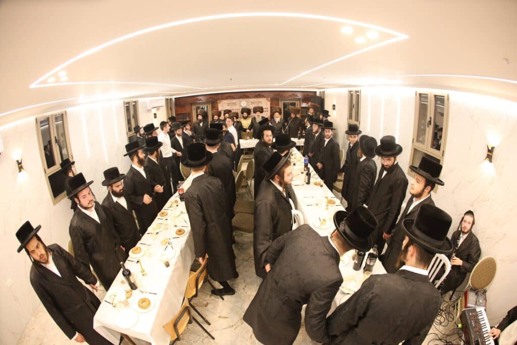 מעמד מרגש: בישיבת 'אהבת דוד' קבעו מזוזות