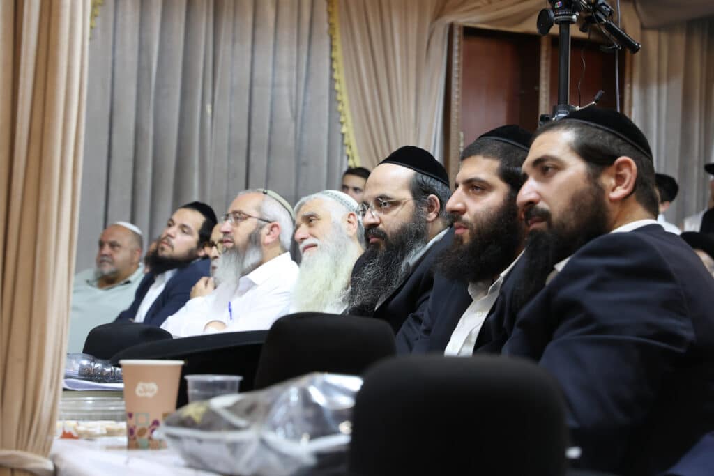 גלריה: ב'נהר שלום' התכנסו להספיד את זקן המקובלים