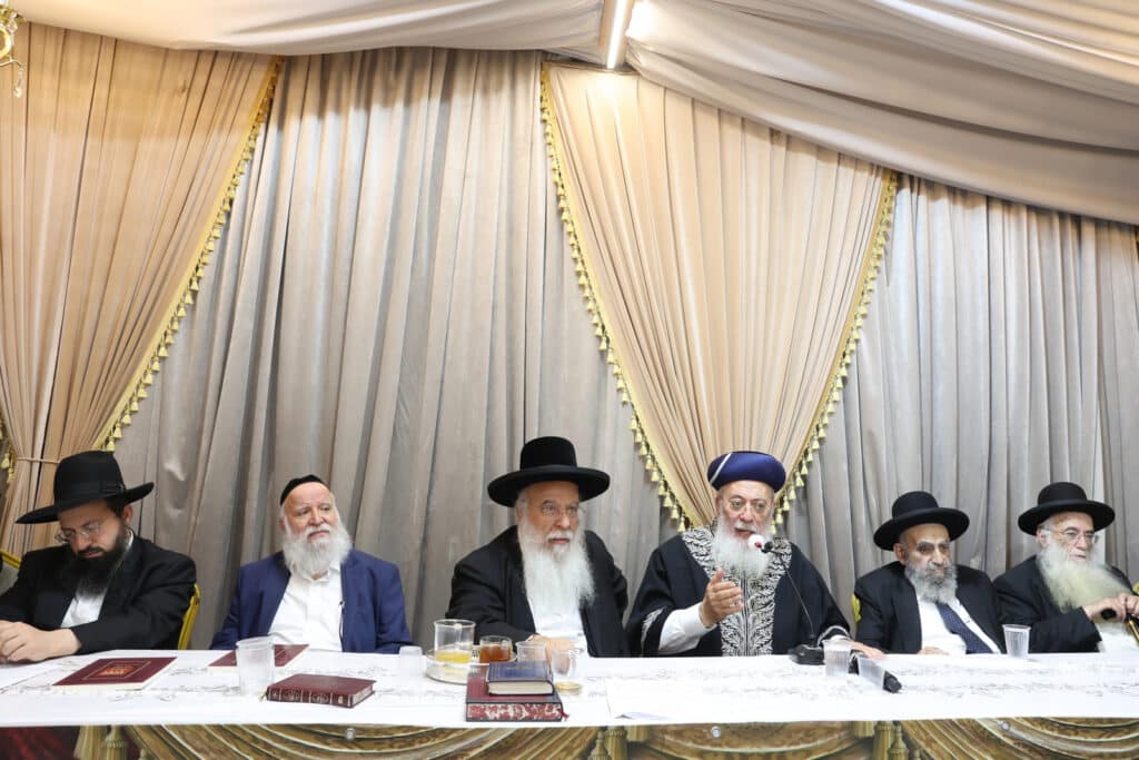 גלריה: ב'נהר שלום' התכנסו להספיד את זקן המקובלים