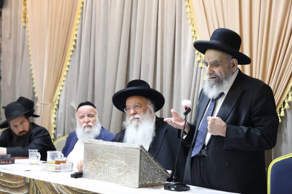 גלריה: ב'נהר שלום' התכנסו להספיד את זקן המקובלים