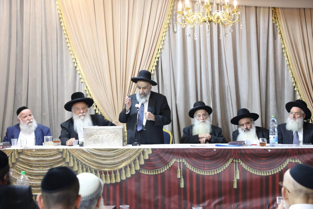 גלריה: ב'נהר שלום' התכנסו להספיד את זקן המקובלים