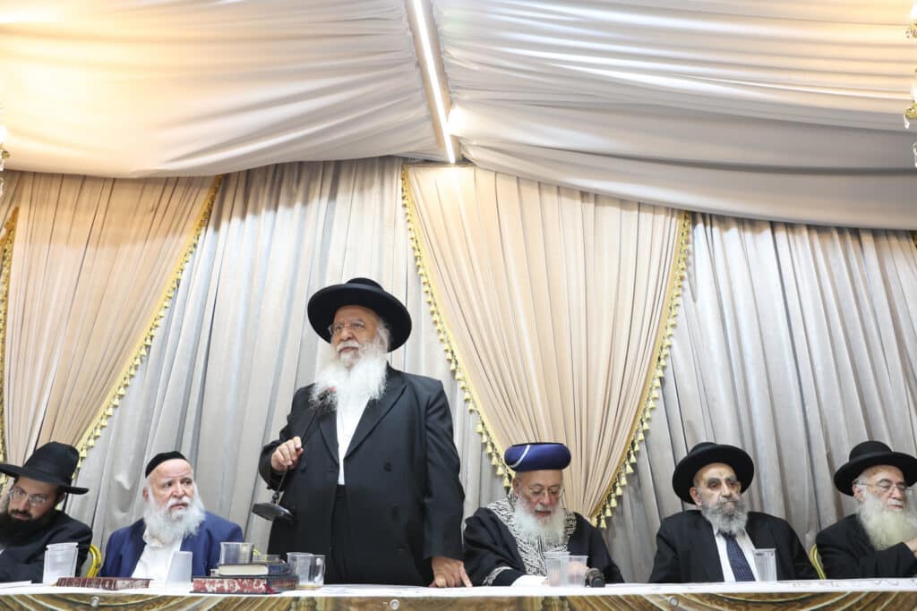 גלריה: ב'נהר שלום' התכנסו להספיד את זקן המקובלים