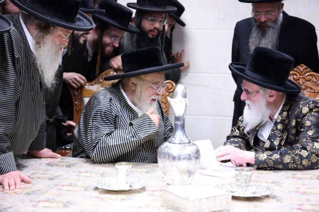 האדמו"ר מויז'ניץ הזמין את האדמו"ר מתולדות אהרן לחתונת נכדתו