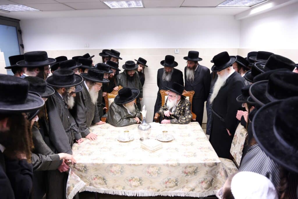 האדמו"ר מויז'ניץ הזמין את האדמו"ר מתולדות אהרן לחתונת נכדתו