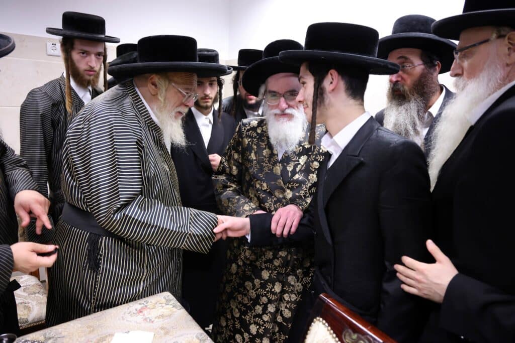 האדמו"ר מויז'ניץ הזמין את האדמו"ר מתולדות אהרן לחתונת נכדתו