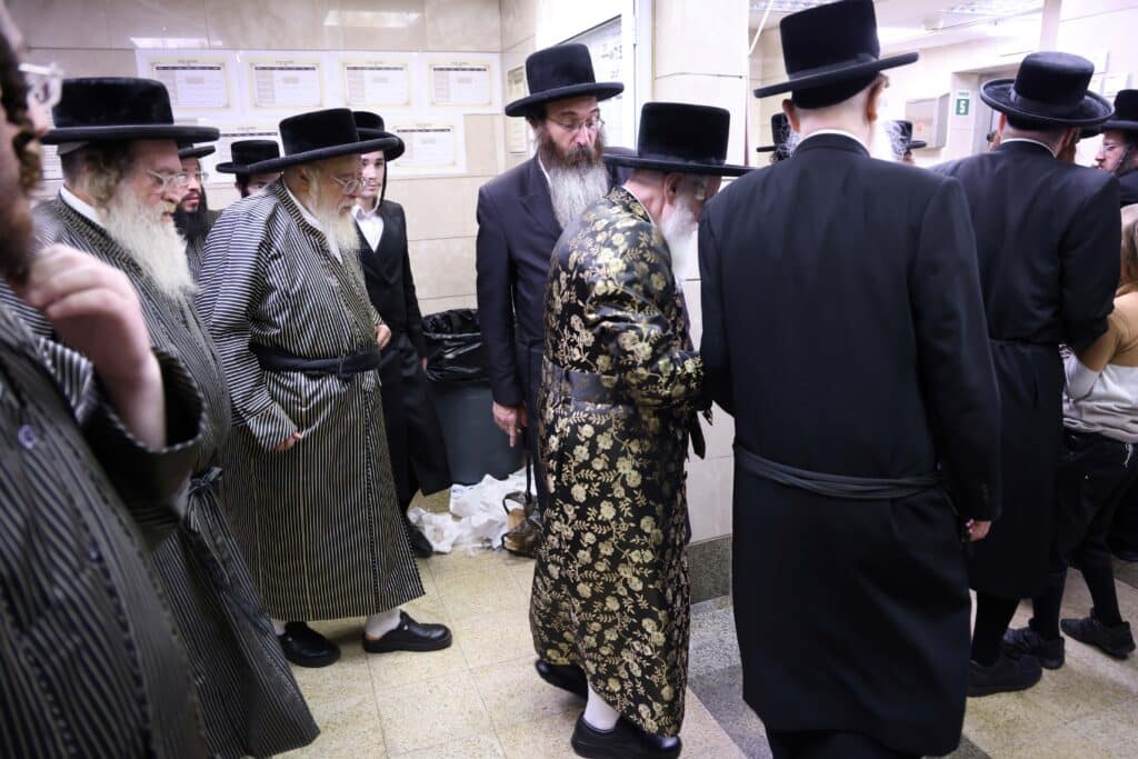 האדמו"ר מויז'ניץ הזמין את האדמו"ר מתולדות אהרן לחתונת נכדתו