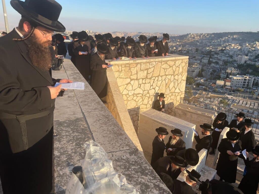 הילולה בספינקא: החסידים עלו עם האדמו"ר להר הזיתים