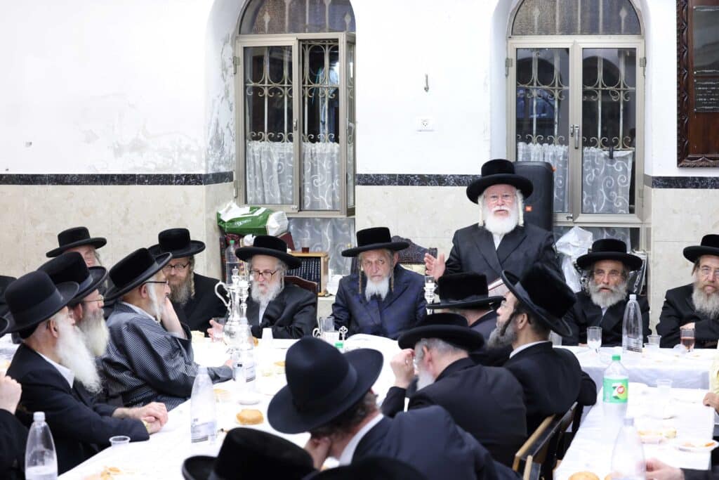 הילולה בספינקא: החסידים עלו עם האדמו"ר להר הזיתים