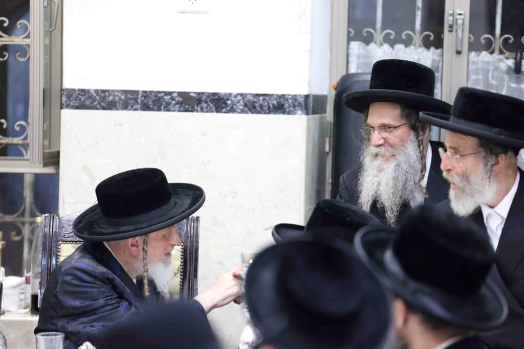 הילולה בספינקא: החסידים עלו עם האדמו"ר להר הזיתים