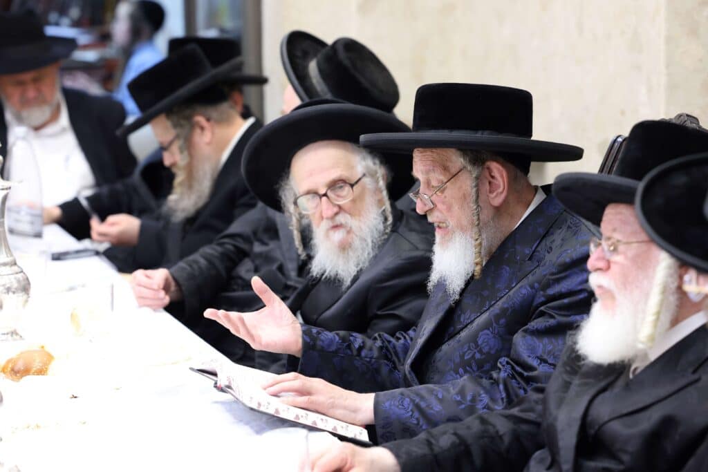 הילולה בספינקא: החסידים עלו עם האדמו"ר להר הזיתים