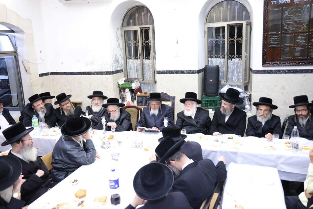 הילולה בספינקא: החסידים עלו עם האדמו"ר להר הזיתים