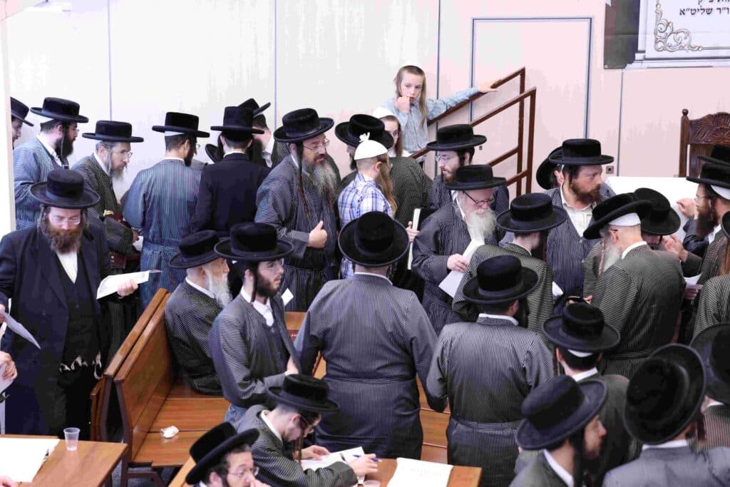 במעמד האדמו"ר: בתולדות אהרן נבחנו על בבא קמא