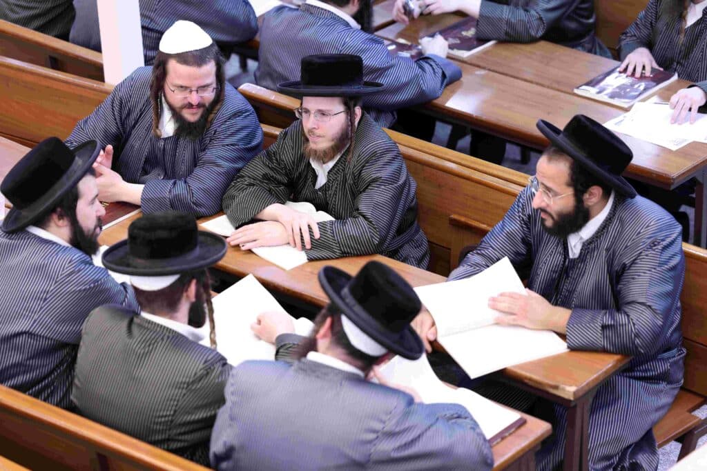 במעמד האדמו"ר: בתולדות אהרן נבחנו על בבא קמא