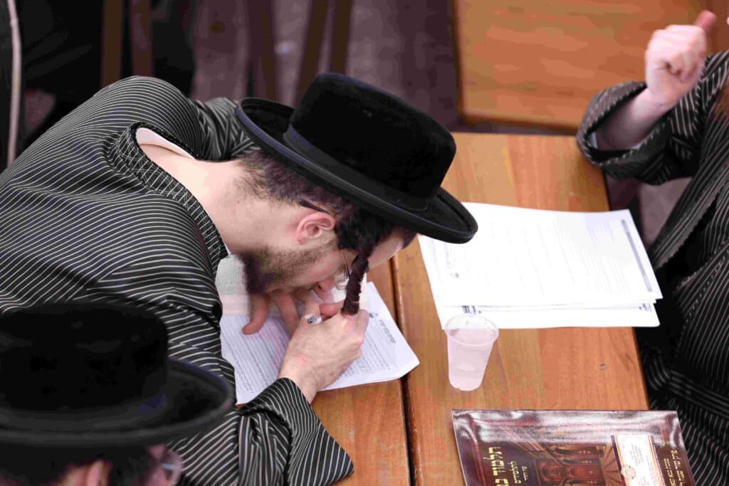 במעמד האדמו"ר: בתולדות אהרן נבחנו על בבא קמא