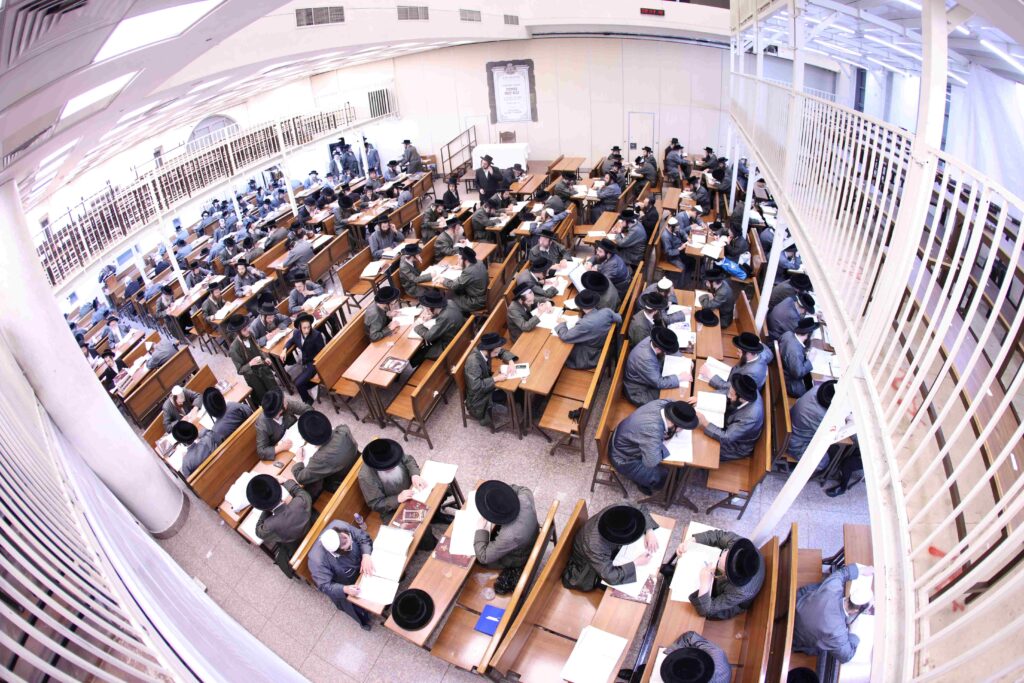 במעמד האדמו"ר: בתולדות אהרן נבחנו על בבא קמא