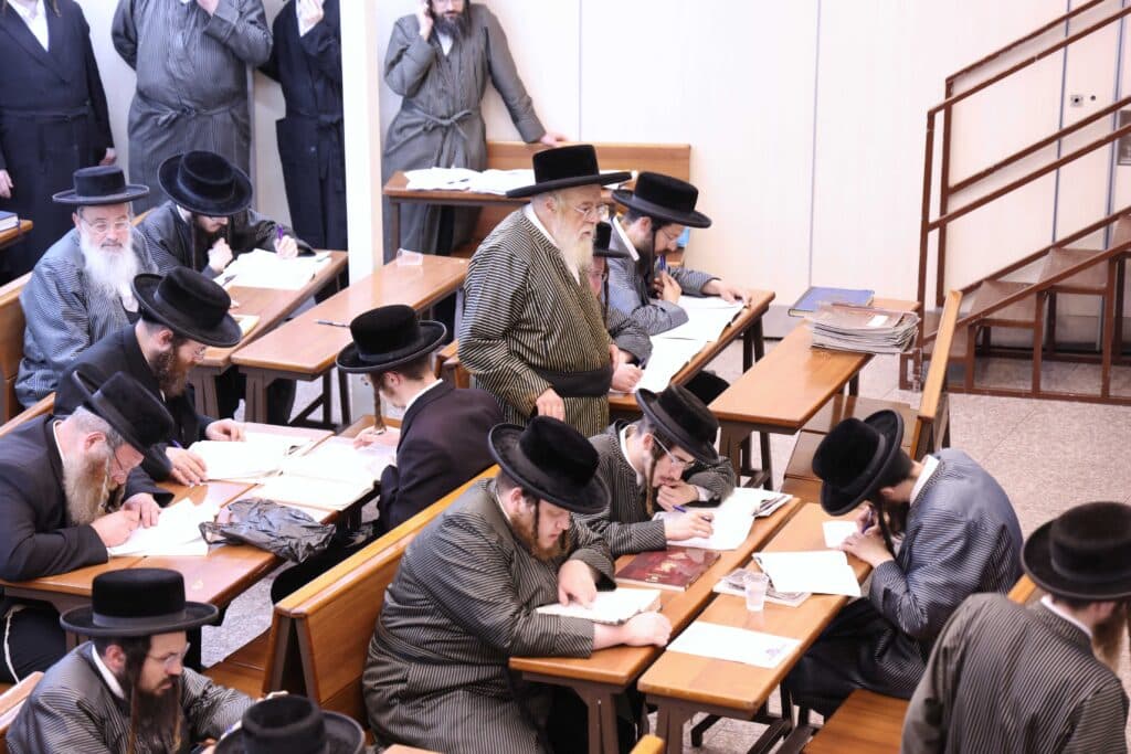 במעמד האדמו"ר: בתולדות אהרן נבחנו על בבא קמא