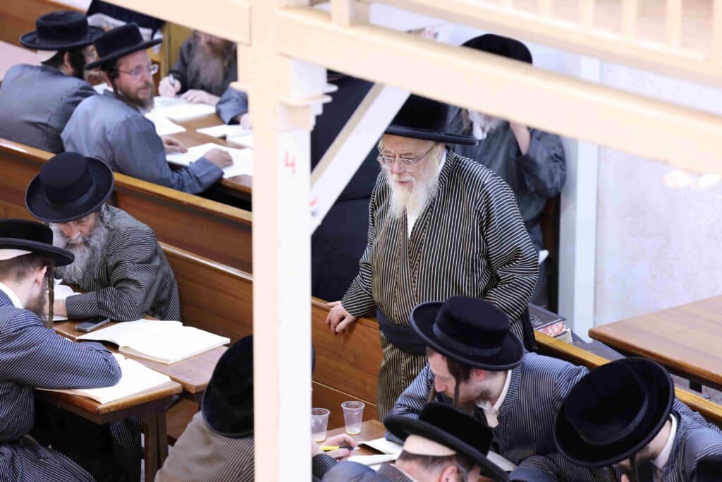 במעמד האדמו"ר: בתולדות אהרן נבחנו על בבא קמא