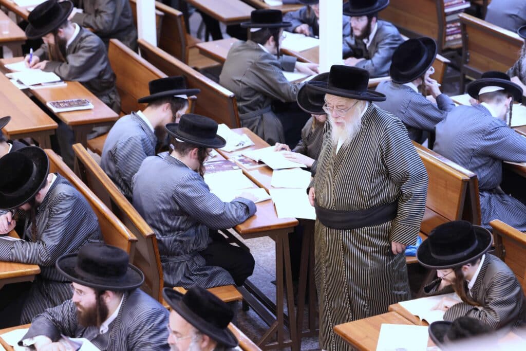 במעמד האדמו"ר: בתולדות אהרן נבחנו על בבא קמא